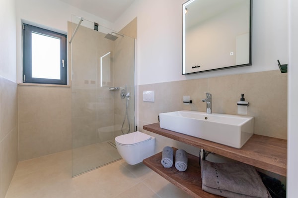 Foto van Exquisite villa met jacuzzi - Vakantiehuis in Labinci - BathRoom