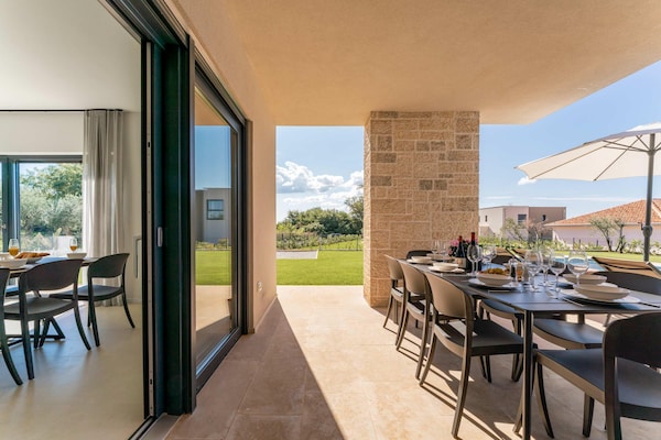 Foto van Exquisite villa met jacuzzi - Vakantiehuis in Labinci - TerraceBalcony