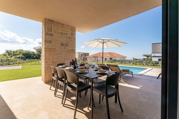 Foto van Exquisite villa met jacuzzi - Vakantiehuis in Labinci - TerraceBalcony