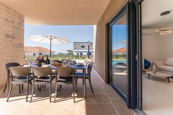Foto van Exquisite villa met jacuzzi - Vakantiehuis in Labinci - TerraceBalcony