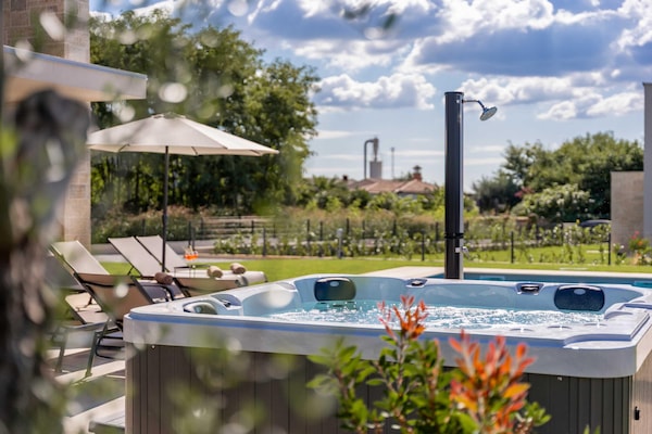 Foto van Exquisite villa met jacuzzi - Vakantiehuis in Labinci - Wellness