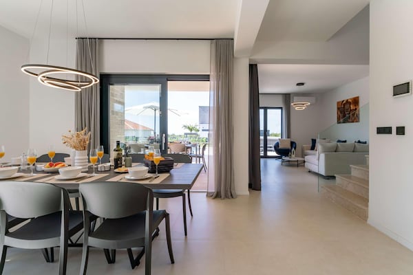 Foto van Exquisite villa met jacuzzi - Vakantiehuis in Labinci - DiningRoom