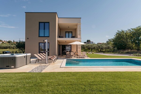 Foto van Exquisite villa met jacuzzi - Vakantiehuis in Labinci - ExteriorSummer
