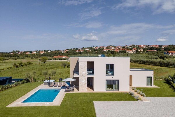 Foto van Exquisite villa met jacuzzi - Vakantiehuis in Labinci - ExteriorSummer