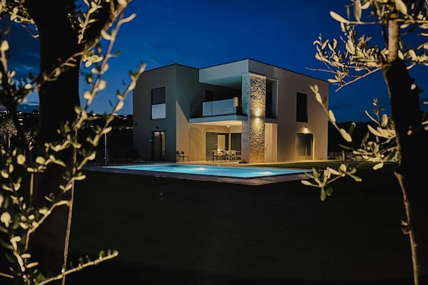 Foto van Exquisite villa met jacuzzi - Vakantiehuis in Labinci - ExteriorSummer