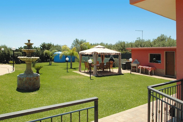 Foto van Vakantiehuis Floridia met zwembad bij strand - Vakantiehuis in Siracusa - GardenSummer