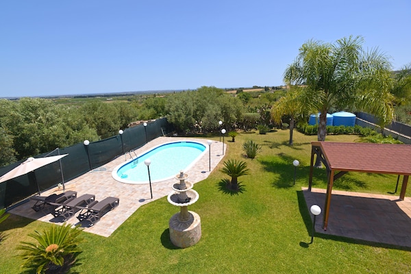 Foto van Vakantiehuis Floridia met zwembad bij strand - Vakantiehuis in Siracusa - Pool