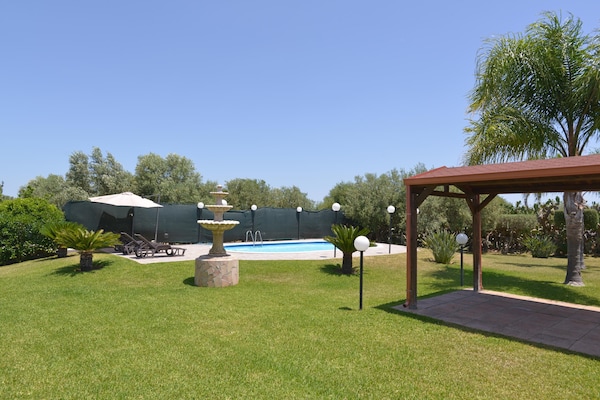Foto van Vakantiehuis Floridia met zwembad bij strand - Vakantiehuis in Siracusa - Pool