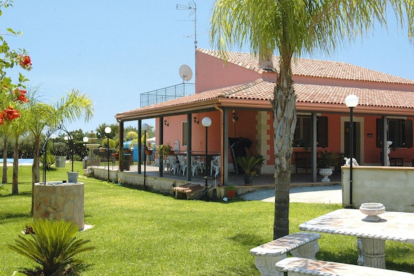 Foto van Vakantiehuis Floridia met zwembad bij strand - Vakantiehuis in Siracusa - ExteriorSummer