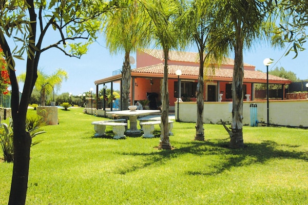 Foto van Vakantiehuis Floridia met zwembad bij strand - Vakantiehuis in Siracusa - ExteriorSummer