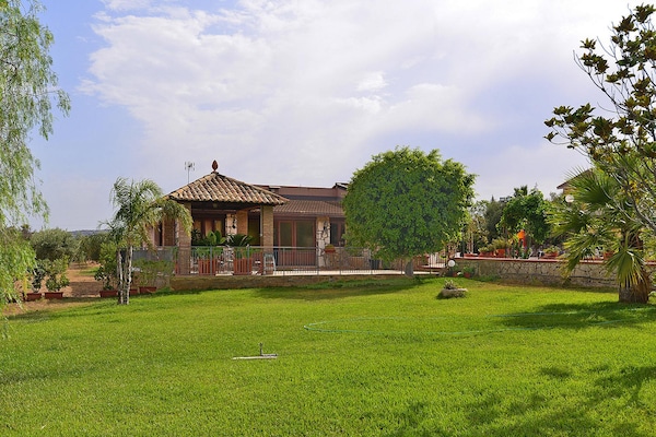 Foto van Villa in Sicilië met privézwembad & tuin - Vakantiehuis in Solarino - ExteriorSummer