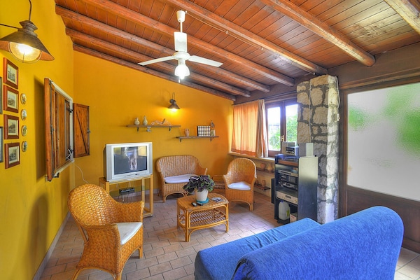 Foto van Villa in Sicilië met privézwembad & tuin - Vakantiehuis in Solarino - LivingRoom