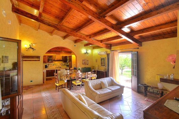 Foto van Villa in Sicilië met privézwembad & tuin - Vakantiehuis in Solarino - LivingRoom
