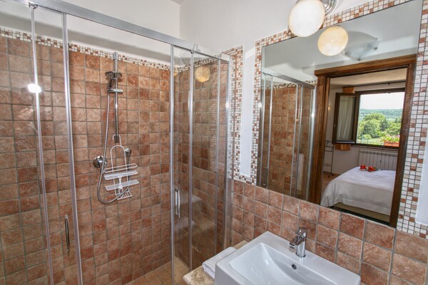 Foto van Luxe Villa in Vasciano met privé zwembad - Vakantiehuis in Vasciano - BathRoom