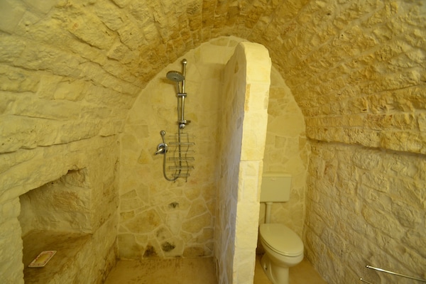 Foto van Vintage villa in Ostuni met een zwembad - Vakantiehuis in Ostuni - BathRoom