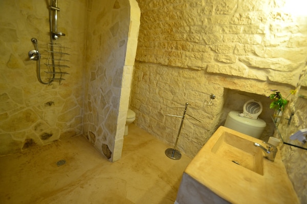 Foto van Vintage villa in Ostuni met een zwembad - Vakantiehuis in Ostuni - BathRoom