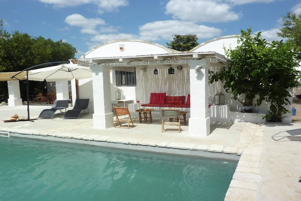 Foto van Vintage villa in Ostuni met een zwembad - Vakantiehuis in Ostuni - ExteriorSummer