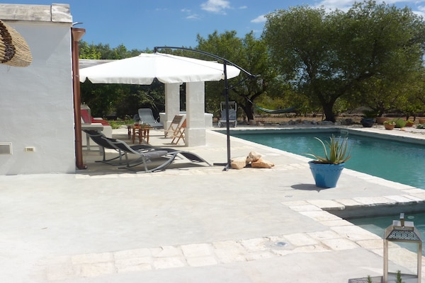 Foto van Vintage villa in Ostuni met een zwembad - Vakantiehuis in Ostuni - ExteriorSummer