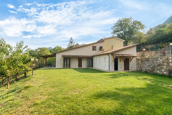 Foto van Modern Vakantiehuis met privé zwembad - Vakantiehuis in Acquanera - ExteriorSummer