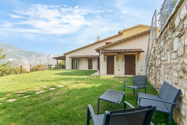 Foto van Modern Vakantiehuis met privé zwembad - Vakantiehuis in Acquanera - ExteriorSummer