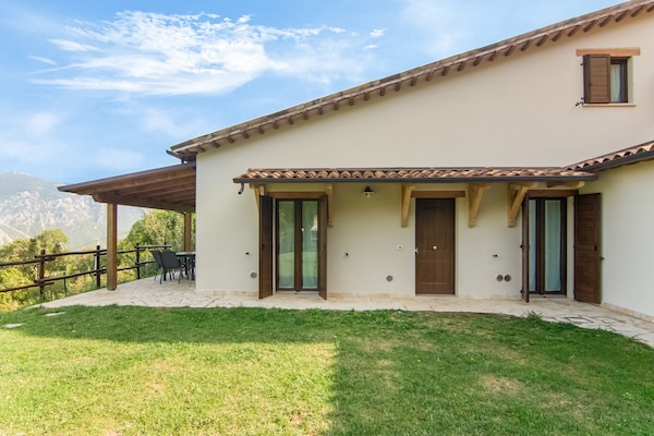 Foto van Modern Vakantiehuis met privé zwembad - Vakantiehuis in Acquanera - ExteriorSummer