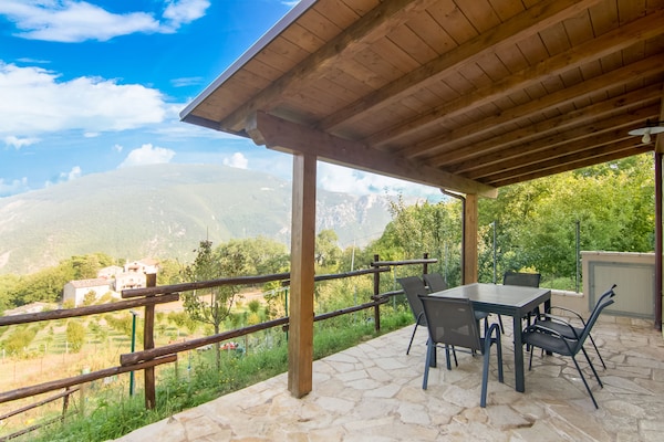 Foto van Modern Vakantiehuis met privé zwembad - Vakantiehuis in Acquanera - TerraceBalcony
