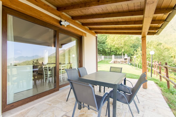 Foto van Modern Vakantiehuis met privé zwembad - Vakantiehuis in Acquanera - TerraceBalcony