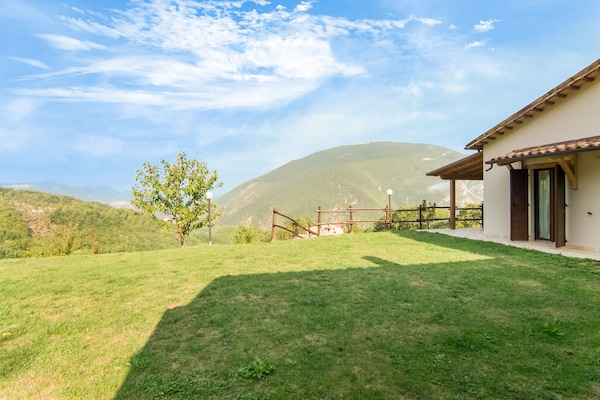 Foto van Modern Vakantiehuis met privé zwembad - Vakantiehuis in Acquanera - ViewSummer
