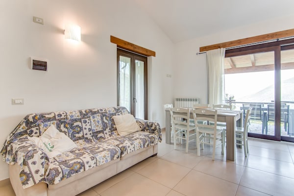 Foto van Modern Vakantiehuis met privé zwembad - Vakantiehuis in Acquanera - LivingRoom