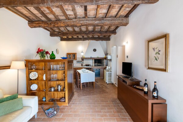 Foto van Landhuis met zoutwaterzwembad - Vakantiehuis in Acqualagna - LivingRoom