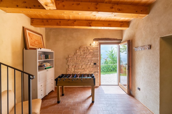 Foto van Landhuis met zoutwaterzwembad - Vakantiehuis in Acqualagna - RecreationRoom