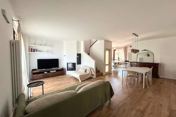 Foto van Mooie villa met zwembad en tuin. - Vakantiehuis in Fermignano - LivingRoom