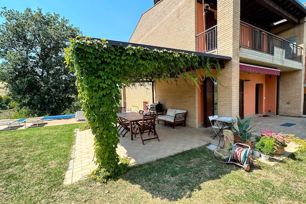 Foto van Mooie villa met zwembad en tuin. - Vakantiehuis in Fermignano - TerraceBalcony