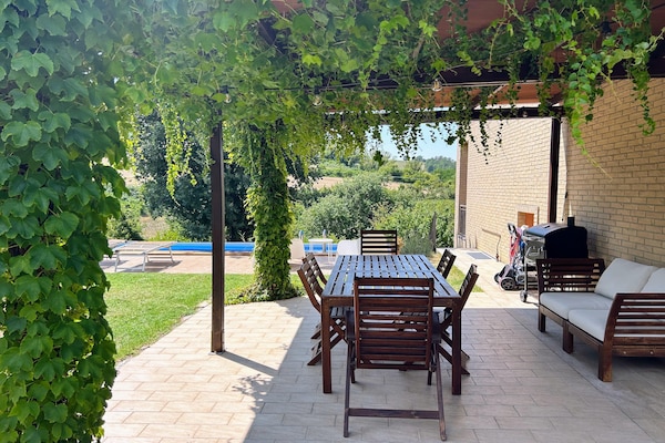 Foto van Mooie villa met zwembad en tuin. - Vakantiehuis in Fermignano - TerraceBalcony