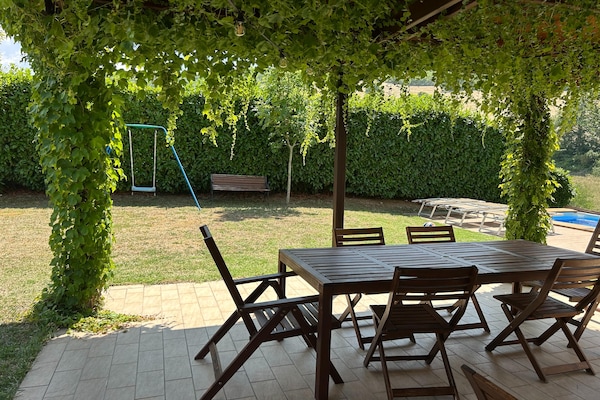 Foto van Mooie villa met zwembad en tuin. - Vakantiehuis in Fermignano - TerraceBalcony