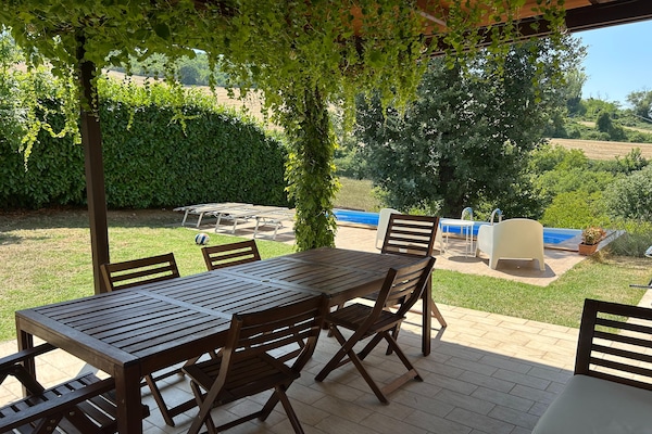 Foto van Mooie villa met zwembad en tuin. - Vakantiehuis in Fermignano - TerraceBalcony