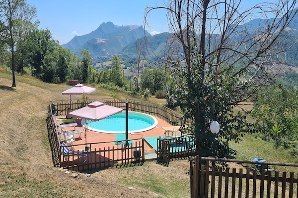 Foto van Zonnig vakantiehuis in Marche met een zwembad - Vakantiehuis in Serra Sant'abbondio - PoolOfHouse