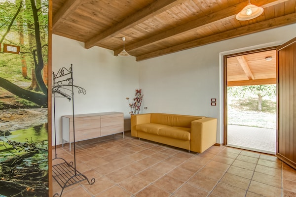 Foto van Zonnig vakantiehuis in Marche met een zwembad - Vakantiehuis in Serra Sant'abbondio - LivingRoom