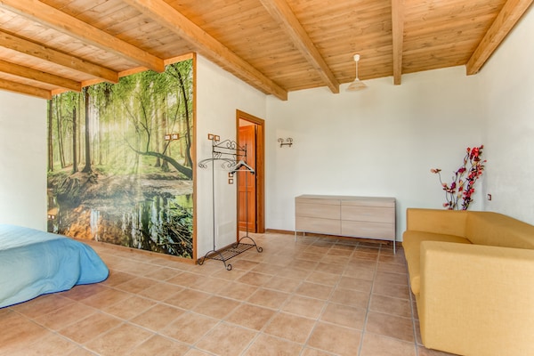 Foto van Zonnig vakantiehuis in Marche met een zwembad - Vakantiehuis in Serra Sant'abbondio - BedRoom