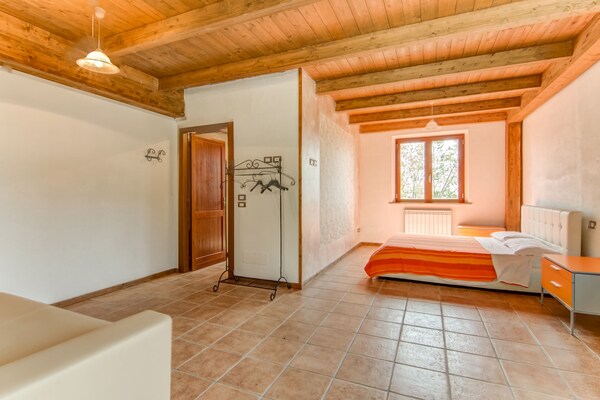 Foto van Zonnig vakantiehuis in Marche met een zwembad - Vakantiehuis in Serra Sant'abbondio - BedRoom