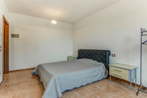 Foto van Zonnig vakantiehuis in Marche met een zwembad - Vakantiehuis in Serra Sant'abbondio - BedRoom