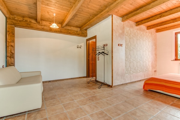 Foto van Zonnig vakantiehuis in Marche met een zwembad - Vakantiehuis in Serra Sant'abbondio - BedRoom