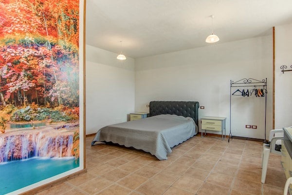 Foto van Zonnig vakantiehuis in Marche met een zwembad - Vakantiehuis in Serra Sant'abbondio - BedRoom