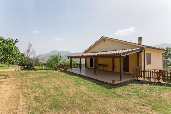 Foto van Zonnig vakantiehuis in Marche met een zwembad - Vakantiehuis in Serra Sant'abbondio - ExteriorSummer