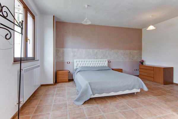 Foto van Zonnig vakantiehuis in Marche met een zwembad - Vakantiehuis in Serra Sant'abbondio - BedRoom