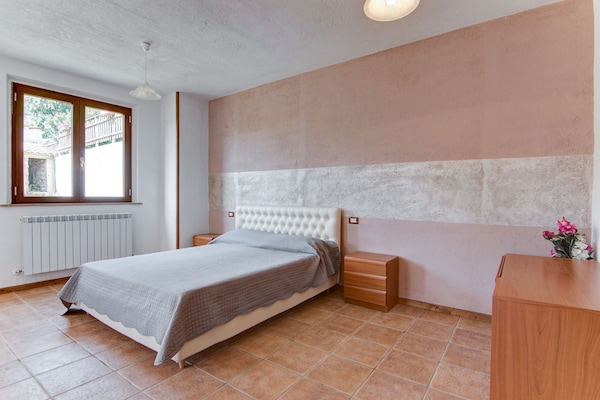 Foto van Zonnig vakantiehuis in Marche met een zwembad - Vakantiehuis in Serra Sant'abbondio - BedRoom