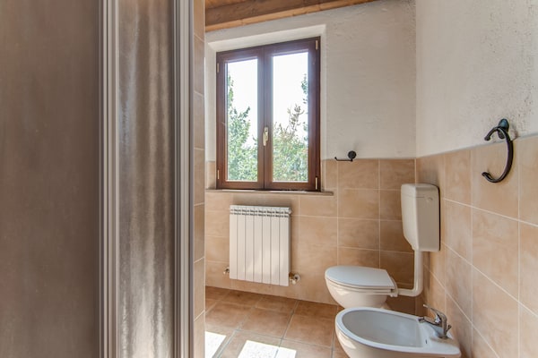 Foto van Zonnig vakantiehuis in Marche met een zwembad - Vakantiehuis in Serra Sant'abbondio - BathRoom