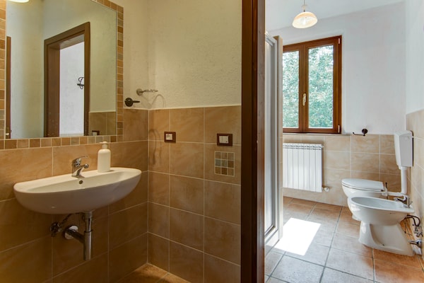 Foto van Zonnig vakantiehuis in Marche met een zwembad - Vakantiehuis in Serra Sant'abbondio - BathRoom