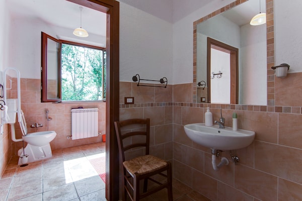Foto van Zonnig vakantiehuis in Marche met een zwembad - Vakantiehuis in Serra Sant'abbondio - BathRoom