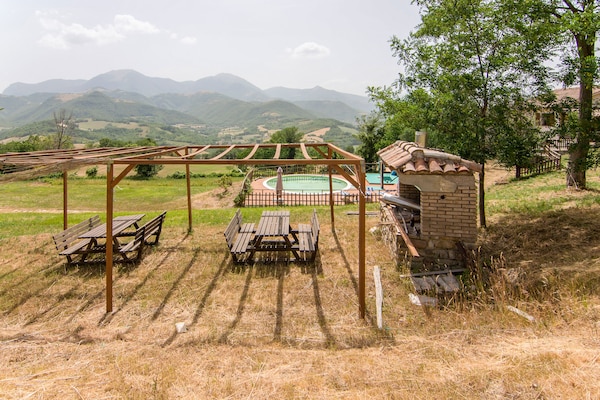 Foto van Zonnig vakantiehuis in Marche met een zwembad - Vakantiehuis in Serra Sant'abbondio - GardenSummer